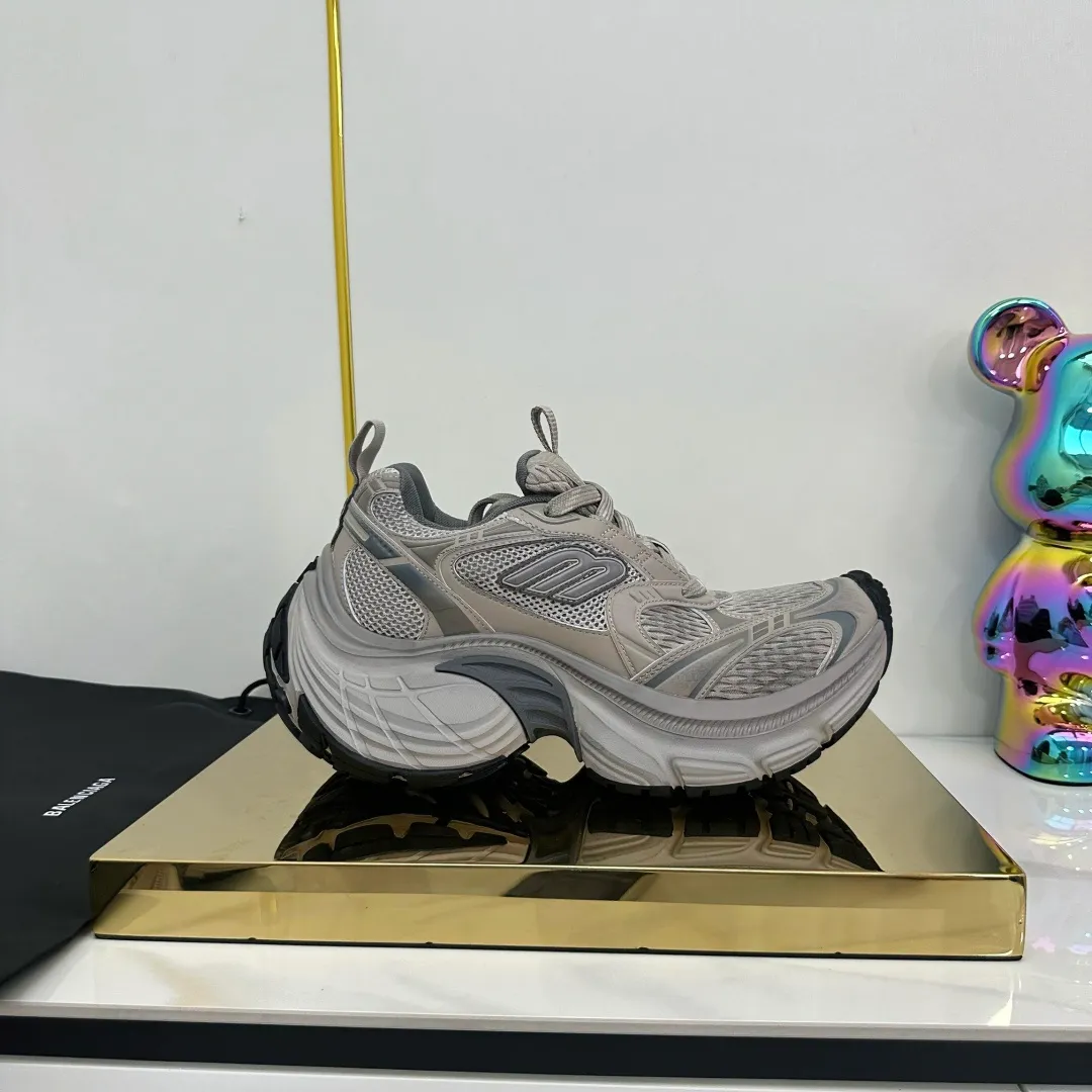 👟👟Ex-factory price 680👟👟 Balenciaga Balenciaga CARGO 6XL Sneakers Round-toe lace-up Low-cut lifestyle mesh lace-up Low-cut catwalk retro Balenciaga is always at the forefront of fashion. This model has huge size and eye-catching design. It is in line with the current "" trend. It uses an all-black color scheme to create a low-key yet gorgeous effect. The 6XL size makes it a conspicuous presence in the market. Suitable for people who pursue individuality. The products released this time once again reflect their innovation capabilities. They are made of microfiber and mesh. Its avant-garde design, exaggerated volume and reflective details give it a special silhouette. It is made of mesh material, which brings good foot feel, comfortable and breathable. The appearance still adopts the classic shape. The shoe body is fashionable and easy to wear. Item No.: 815859 W2MV2 1012 Size: 35-46